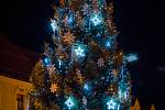 1. Vánoční strom na Velkém náměstí v Písku.