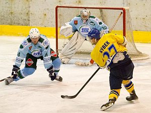 DERBY. Hokejisté Milevska a Písku letos spolu hrají v krajské hokejové lize.