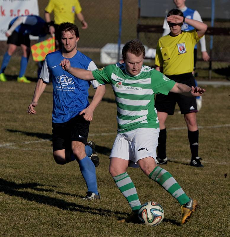 LÍDR PADL. Čížová v prvním jarním kole divize porazila rezervu Táborska 1:0. U míče Filip Šťastný z Čížové.