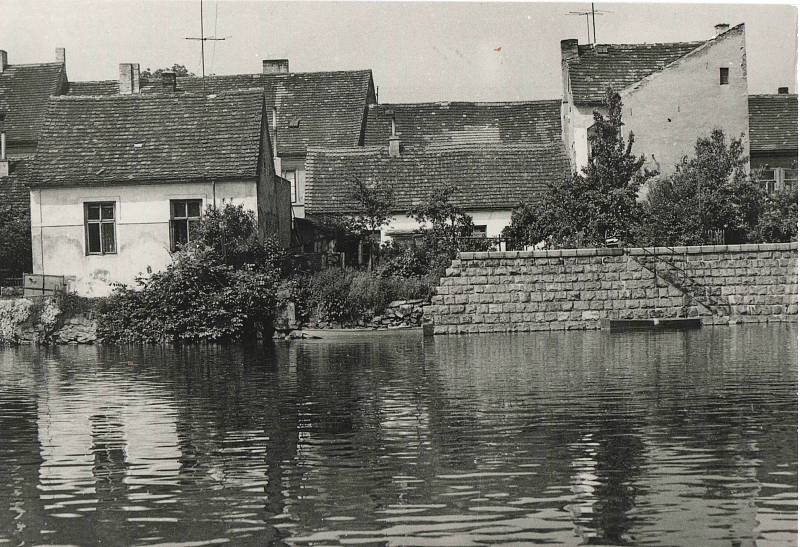 r. 1973 - Čechova ulice před demolicí, pohled od vody.