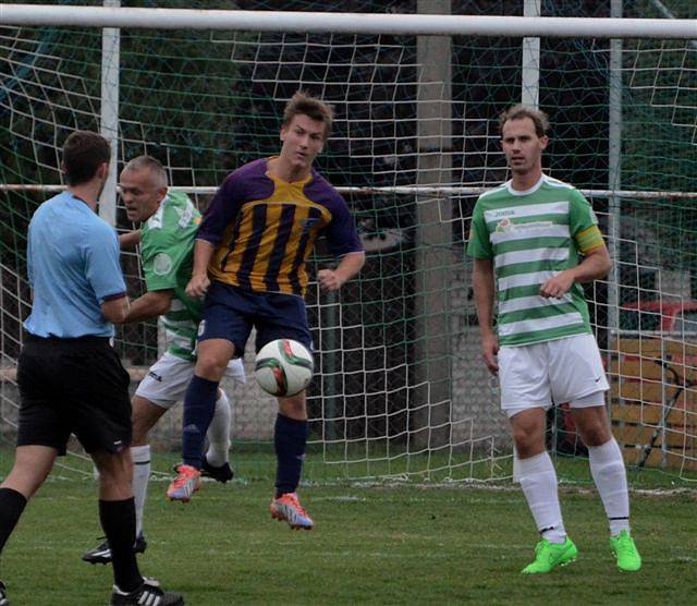 ČÍŽOVÁ PROHRÁLA DOMA S DOUBRAVKOU 0:2. Fotbalisté divizní Čížové (v zeleno-bílém) inkasovali v každém poločase po jedné brance.