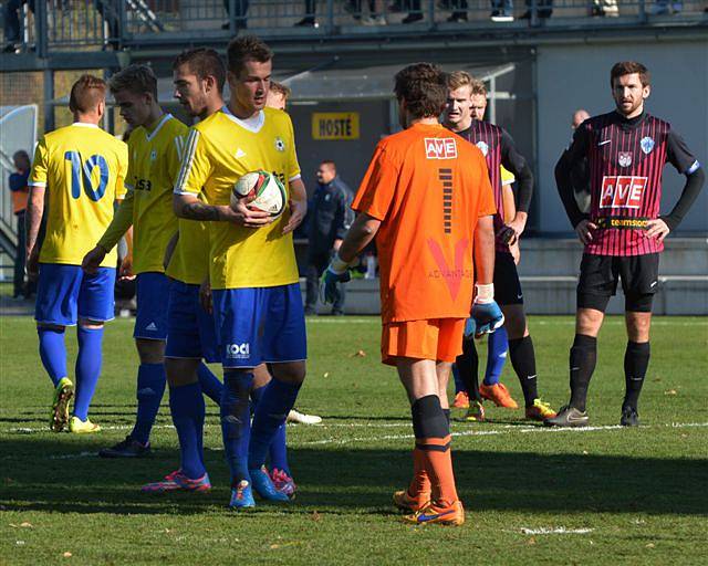 PÍSEK PORAZIL ČÁSLAV. Fotbalisté od Otavy doma porazili Čáslav 2:0, když obě branky dali ve druhém poločase.