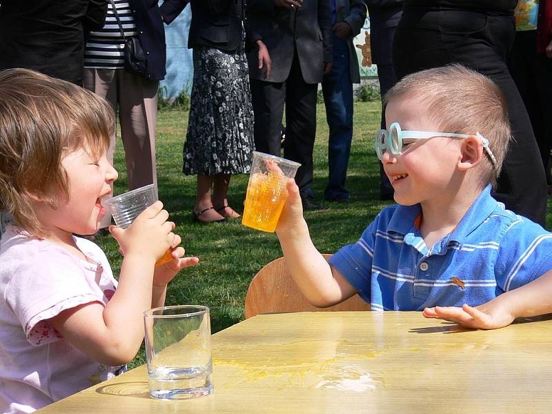 Na nový klub Krteček!  Při nedávném slavnostním otevření nových prostorů  klubu Krteček v Písku si limonádou obřadně připili také Jozífka Grillová s Máťou Vlkem (vpravo).  Krteček se již pět let věnuje péči a službám pro zdravotně postižené děti a mládež.