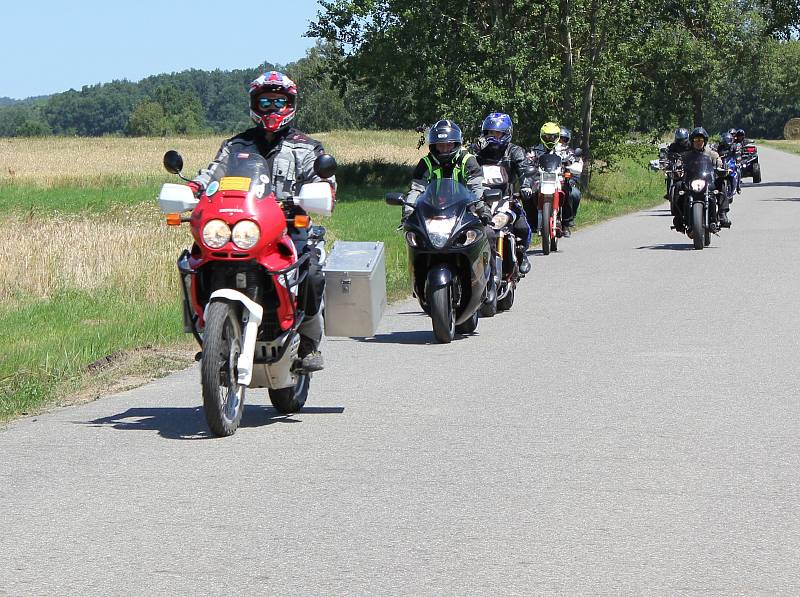 Do Hrejkovic se sjeli motorkáři na první motogrilování.