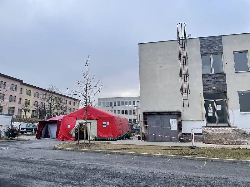 Očkovací i testovací centrum se přesune do budovy bývalé mikrobiologie, která prochází rekonstrukcí.