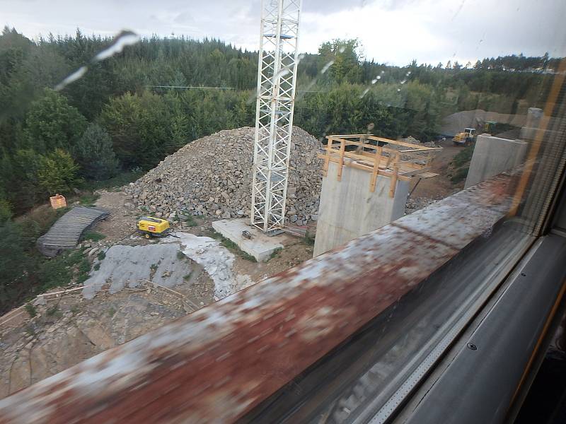 Pohled na stavbu za více jak 543 milionů v režii Správy železnic z vlaku z historického mostu.