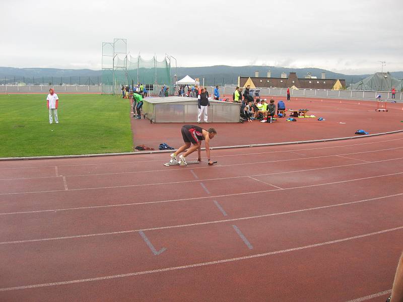 Patrik Bouška v blocích na startu štafety 4x400 m.