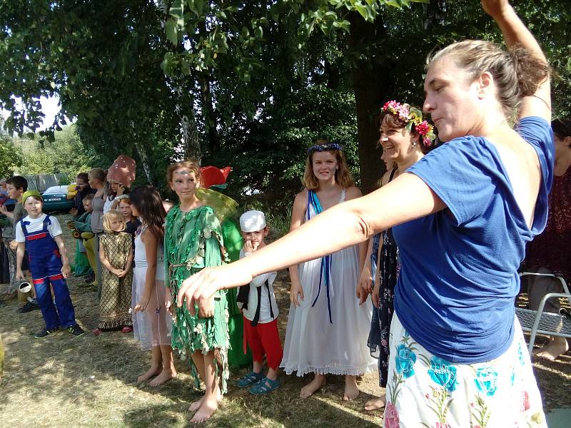 Divadelní dílny v Bořicích zakončilo představení Žíznivá zahrada.