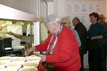 Až sedm stovek obědů připraví denně pro písecké seniory ve Stravovacím a společenském středisku.