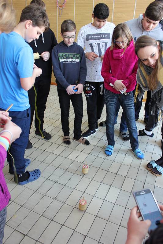 Studenti představovali žákům své země v ZŠ Záhoří.