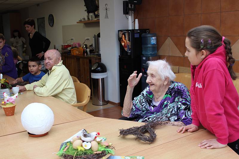 Žáci z Tylovky tvořili s klienty Diakonie Blanka velikonoční výzdobu.