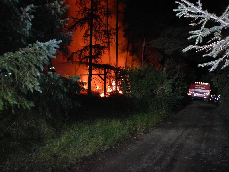 V kempu Radava hořelo jedenáct karavanů.