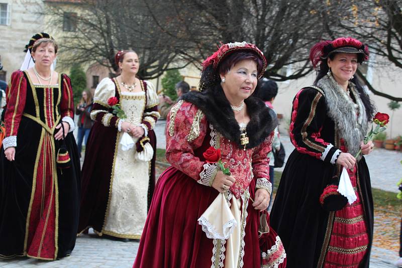 Historický kostýmovaný průvod ukončil v sobotu zámeckou sezonu v Českém Krumlově.