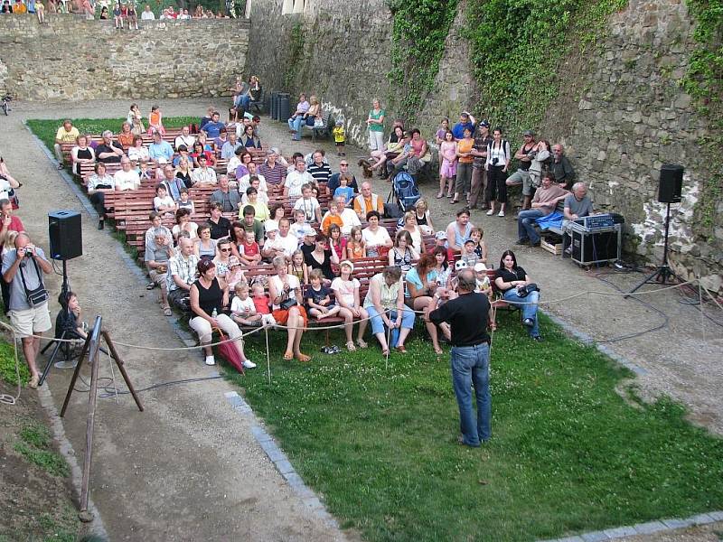 Nedělní vystoupení skupiny historického šermu Rivalové v píseckých parkánech.