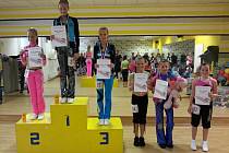 Na snímku ze závodu v Českých Budějovicích jsou na stupních vítězů v kategorii 11 – 13 let nejlepší cvičenky, vpravo na třetím místě Michaela Veselá z Edita Sokol AK Písek.
