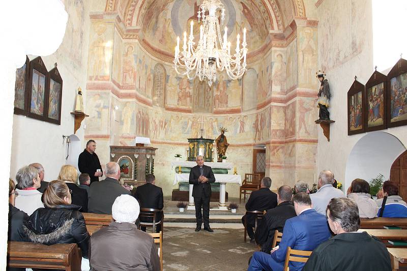 Kostel sv. Petra a Pavla v Albrechticích nad Vltavou.