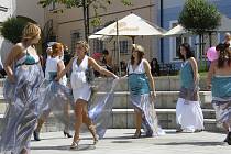 Modely šatů pro těhotné ženy studentky SSVŠ předvedly při nedávné městské slavnosti u fontány v písecké Sladovně.