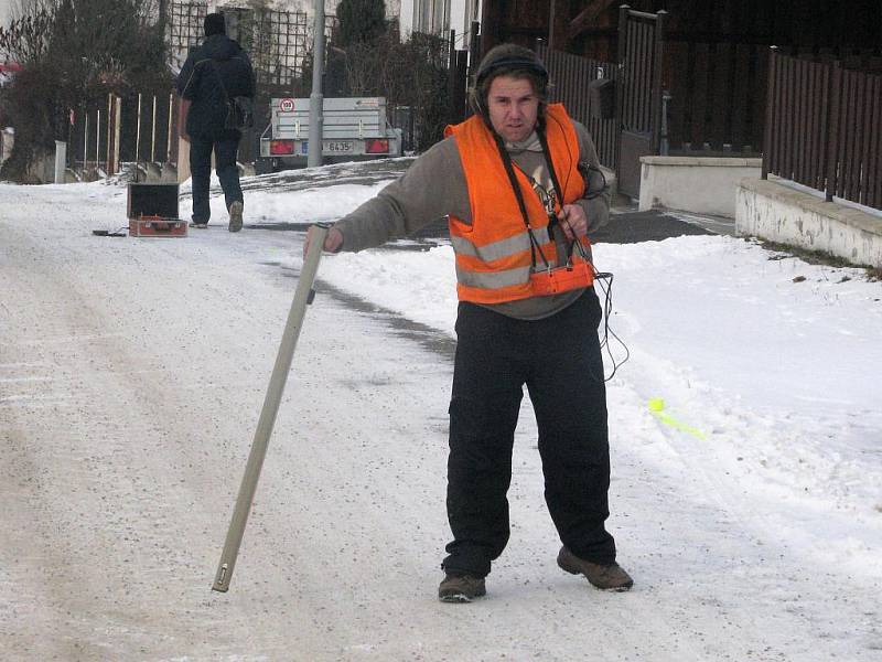 Pracovníci VaKu při hledání závady na potrubí.