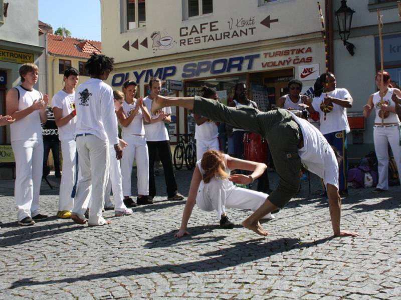 Ukázka capoeiry na Floriáně v Písku.  Capoeira představuje unikátní kombinaci tance, akrobacie a netradičního boje.