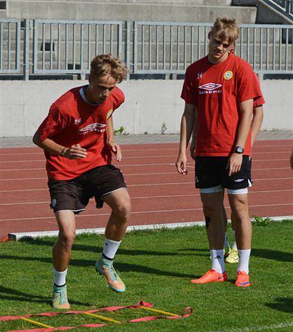 FOTBALISTÉ PÍSKU ZAHÁJILI PŘÍPRAVU NA NOVOU SEZONU VE TŘETÍ LIZE. Na snímku zleva Jakub Held a Martin Held.