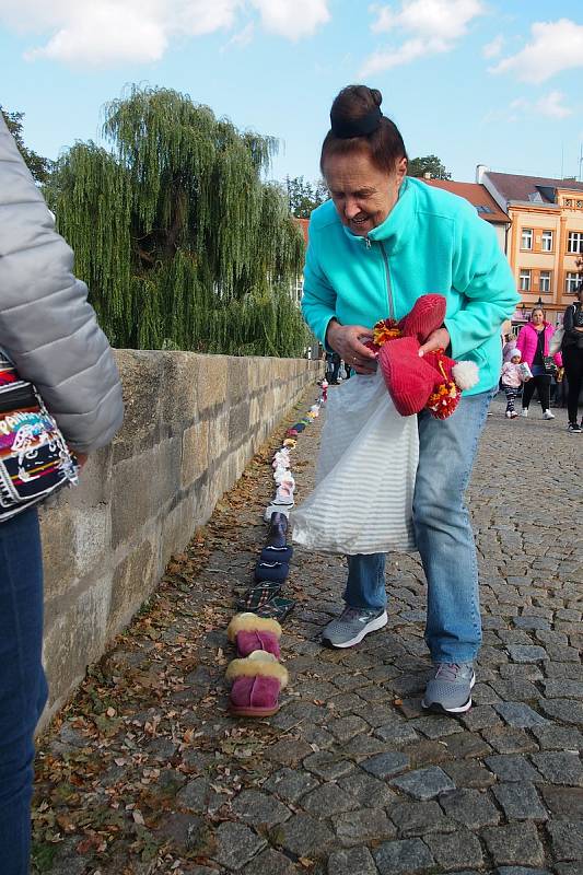 Celostátní akce Papučový den v Písku. Papučový řetěz na Kamenném mostě.