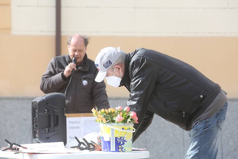 Série demonstrací proti covidovým opatřením a nouzovému stavu pokračovala v sobotu 27. 3. v Písku. Jejím svolavatelem byl Jiří Machač. Účastníků bylo poskrovnu.