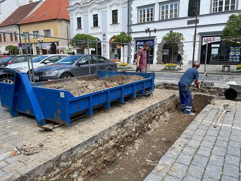 Výkopové práce na Velkém náměstí v Písku přinesly první nálezy.