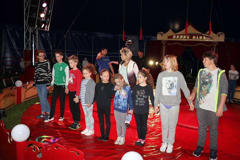 Cirkus Happy kids se školáky v Záhoří.