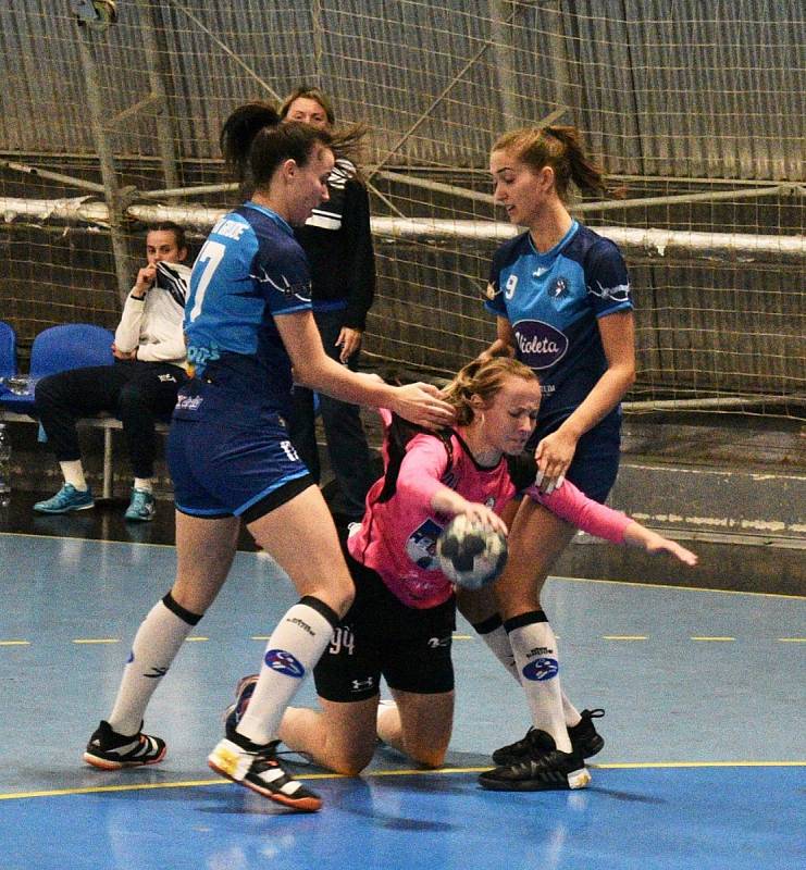 Písecké házenkářky (v růžovočerných dresech) v Evropském poháru vyřadily bosenské Grude. Nyní je čeká islandský protivník.