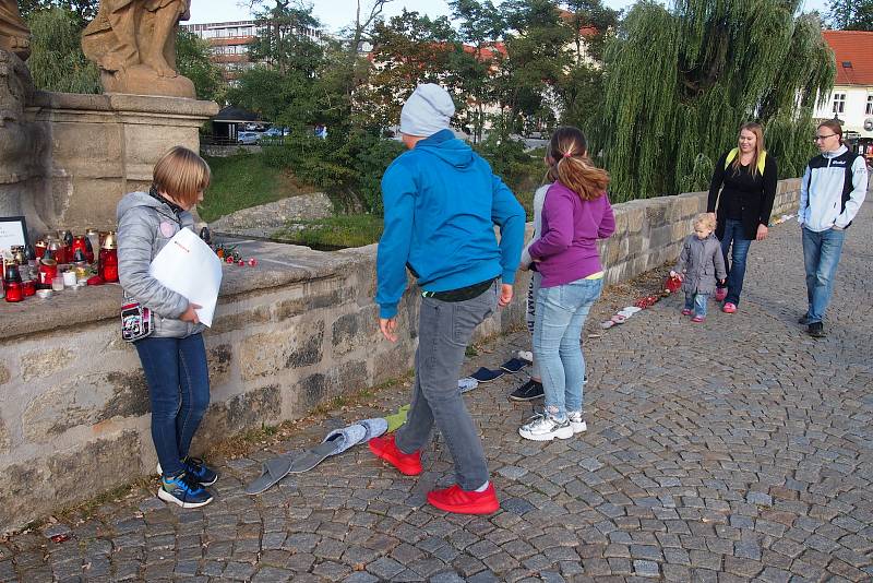 Celostátní akce Papučový den v Písku. Papučový řetěz na Kamenném mostě.