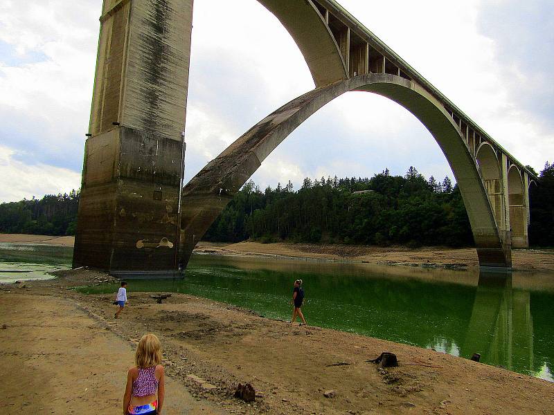 Přehradní nádrž Orlík na Vltavě u Podolského mostu v úterý 30. srpna. Hladina klesla více jak 12 metrů a odhalila řadu skrytých pokladů