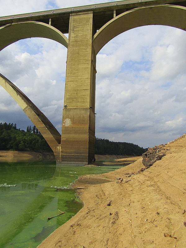 Přehradní nádrž Orlík na Vltavě u Podolského mostu v úterý 30. srpna. Hladina klesla více jak 12 metrů a odhalila řadu skrytých pokladů