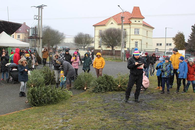 V Čížové v sobotu odpoledne soutěžili v hodu vánočním stromkem.