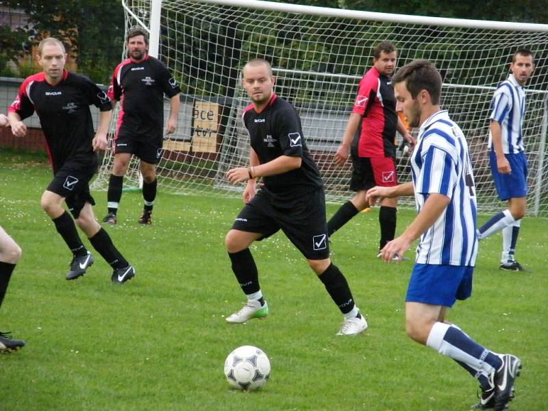 Sobotní utkání okresní fotbalové III. třídy mužů 1. FC Vojníkov - TJ Kostelec nad Vltavou. 