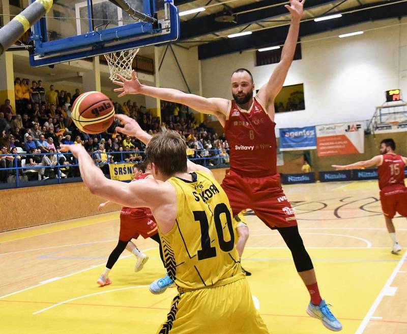 Písečtí basketbalisté (ve žlutém) v závěrečném utkání nadstavbové části I. ligy porazili Svitavy 89:75 a do play off půjdou z první příčky.