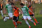 ČÍŽOVÁ PORAZILA ROUDNÉ 1:0. Tomáš Benetka (vpravo) se snaží zastavit Lercha z Roudného.