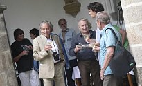 Snímek je ze zahájení výstavy Pavla Koppa (ve světlém obleku) nazvané Chvilky s Itálií na nádvoří Prácheňského muzea v Písku.