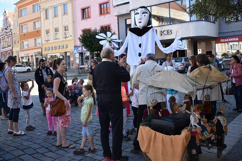 Průvod zahájil Neobyčejný festival loutkových divadel.