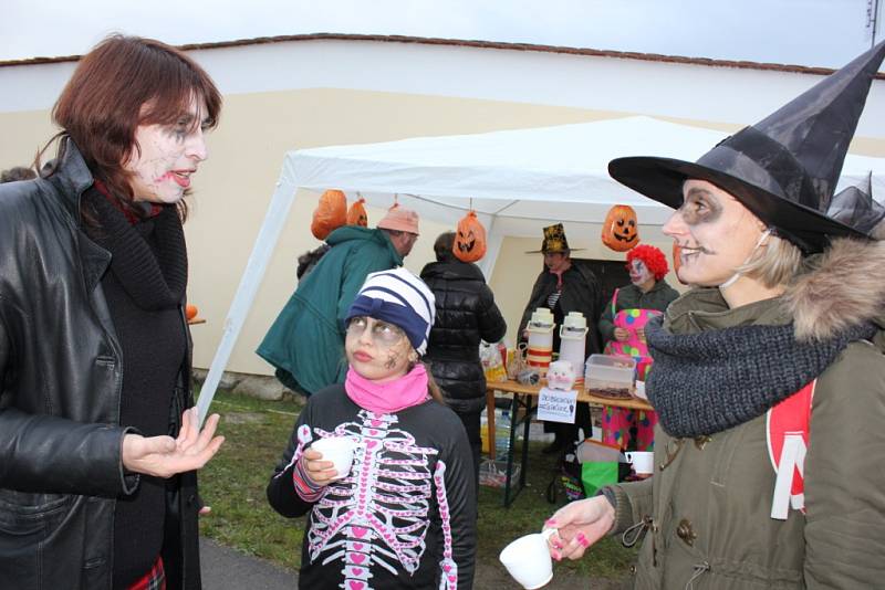 Halloweenské strašení u rybníka na návsi ve Varvažově.