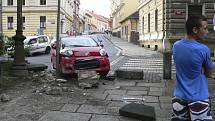 Dotkni se Písku - Nabourané auto na rohu Tylovy a Tyršovy