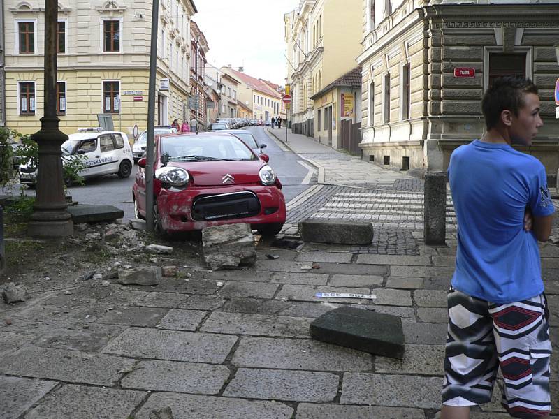 Dotkni se Písku - Nabourané auto na rohu Tylovy a Tyršovy