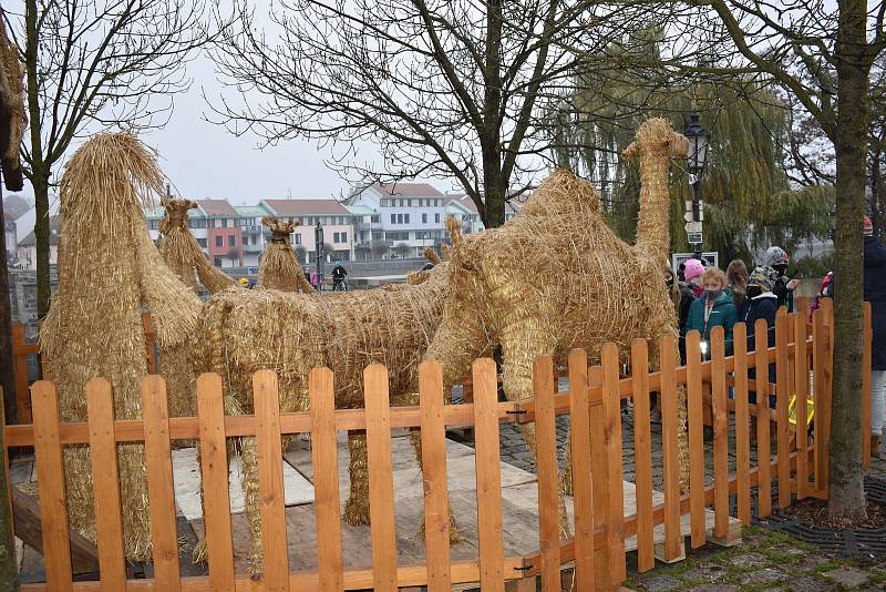 Centrum Písku zdobí betlémy.