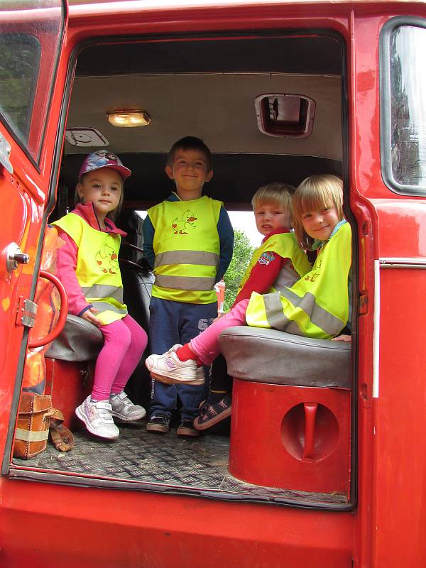 Děti navštívily hasiče.