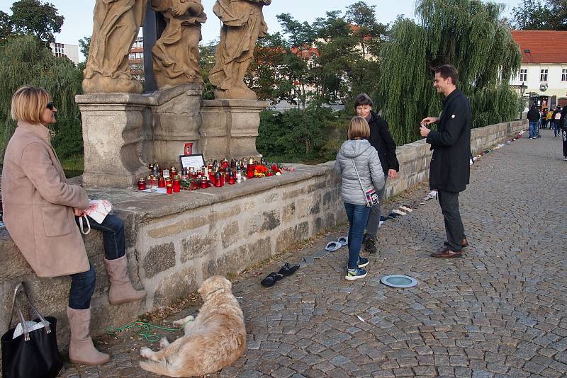 Celostátní akce Papučový den v Písku. Papučový řetěz na Kamenném mostě.