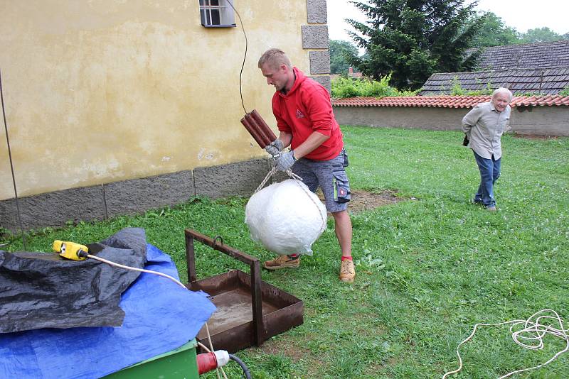 Kostel svatého Ondřeje v Radobytcích. Slavnostní instalování makovice s tubusem, ve kterém je odkaz pro další generace, na novou báň kostelní věže.