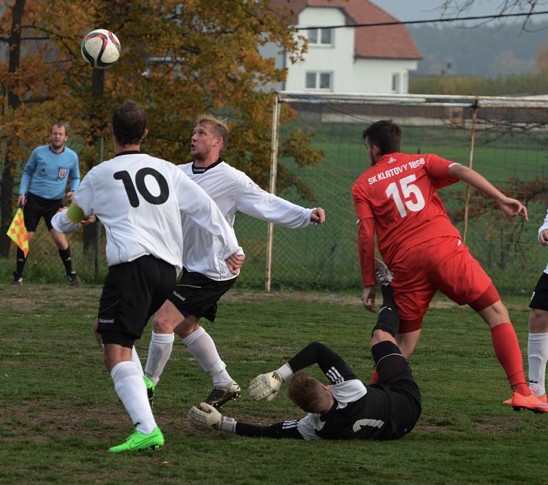 ČÍŽOVÁ PORAZILA KLATOVY. Fotbalisté Čížové (v bílých dresech) v domácí předehrávce divize porazili Klatovy 2:1. 