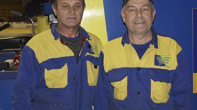 DVA PAMĚTNÍCI. Jan Drábek (vlevo)) a Oldřich Vlk pracují na Zimním stadionu v Písku již čtyři desítky let. Pamatují lepší i horší časy píseckého hokeje, těžké začátky na nekrytém stadionu, ale svoji práci by za nic nevyměnili. 