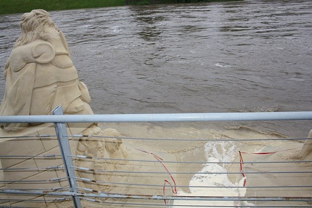 Otava začala před sedmou hodinou rozpouštět pískové sochy na náplavce v Písku.