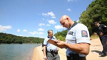Policisté ze Zvíkovského Podhradí kontrolují lodivody přímo na hladině přehrady.