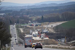 Dostavba dálnice D4 vstoupila do poslední stavební sezony.
